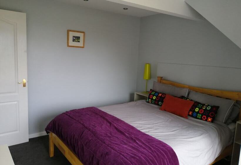 レジデンス Homely, 4 Bed House Close To Stunning Beach