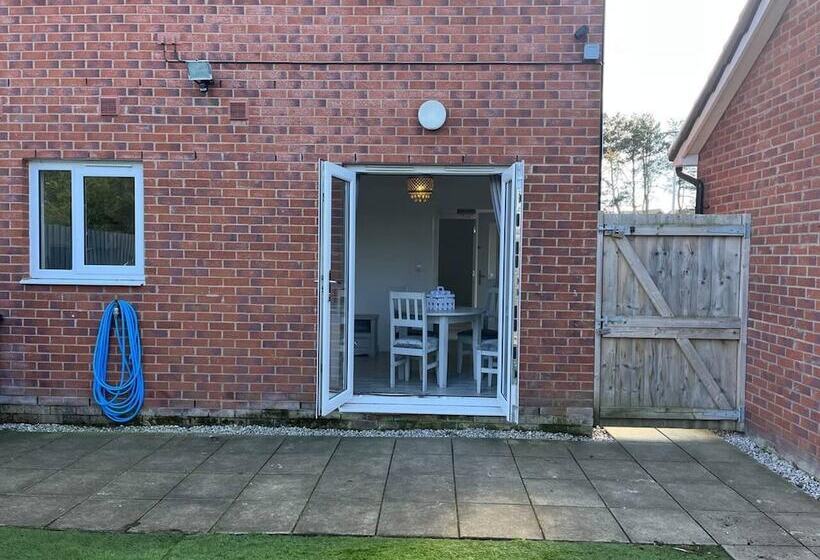 إقامة Remarkable 3 Bed House In Wirral