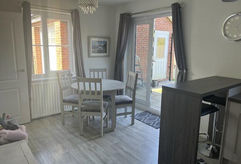 إقامة Remarkable 3 Bed House In Wirral