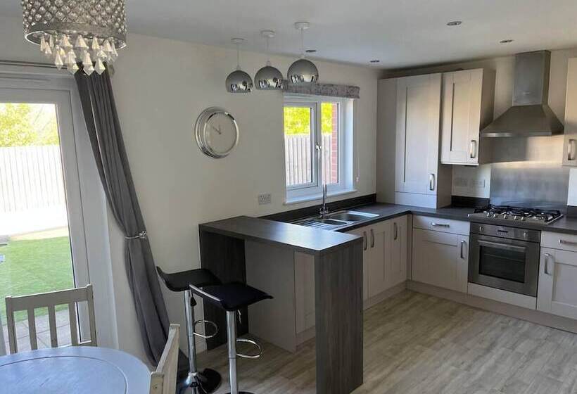 إقامة Remarkable 3 Bed House In Wirral