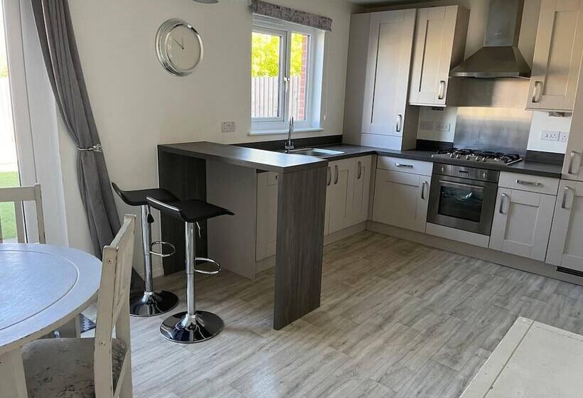إقامة Remarkable 3 Bed House In Wirral