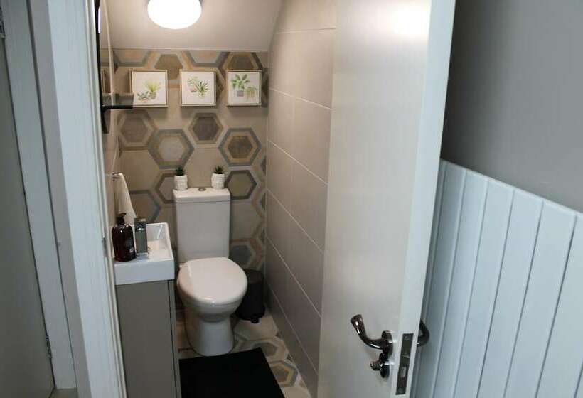 דירת נופש Stunning 4 Bed House In Belfast