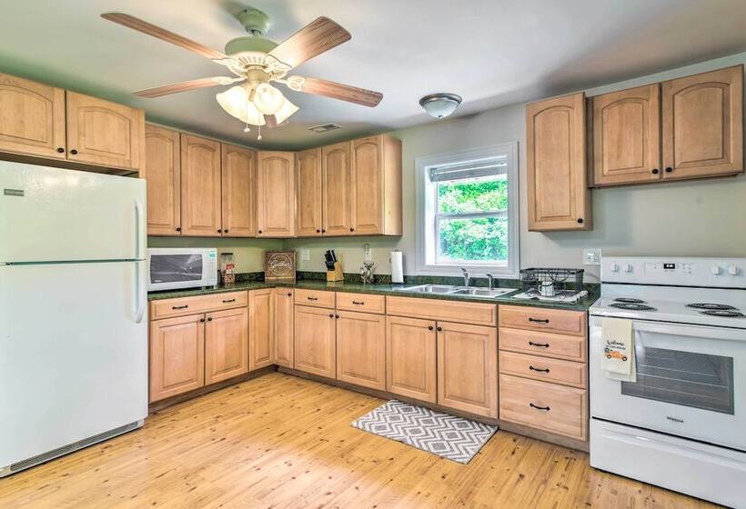 Secluded Brownsville Cabin W/ Deck & Fire Pit