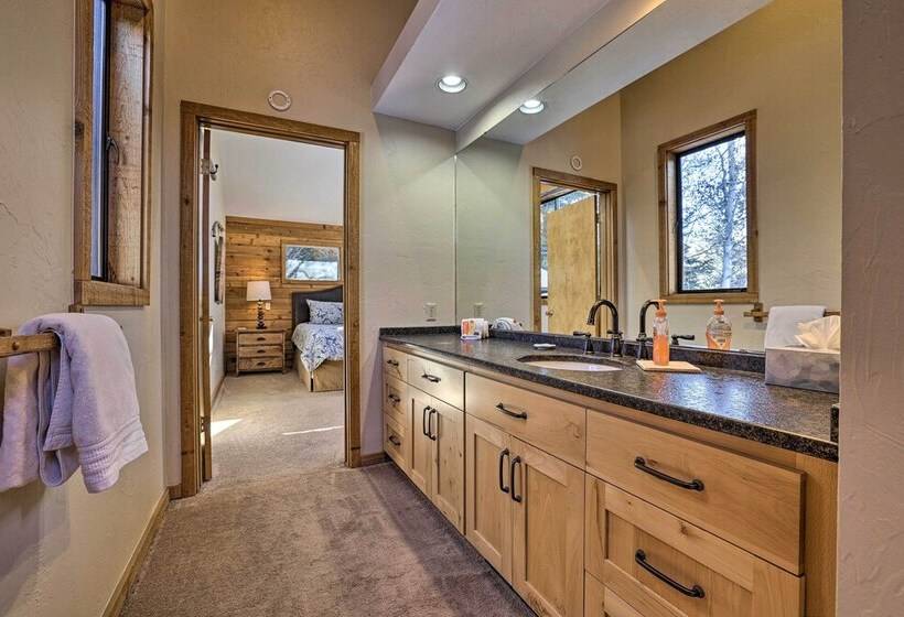 Serene Ski Retreat   3 Miles To Sun Valley Resort!