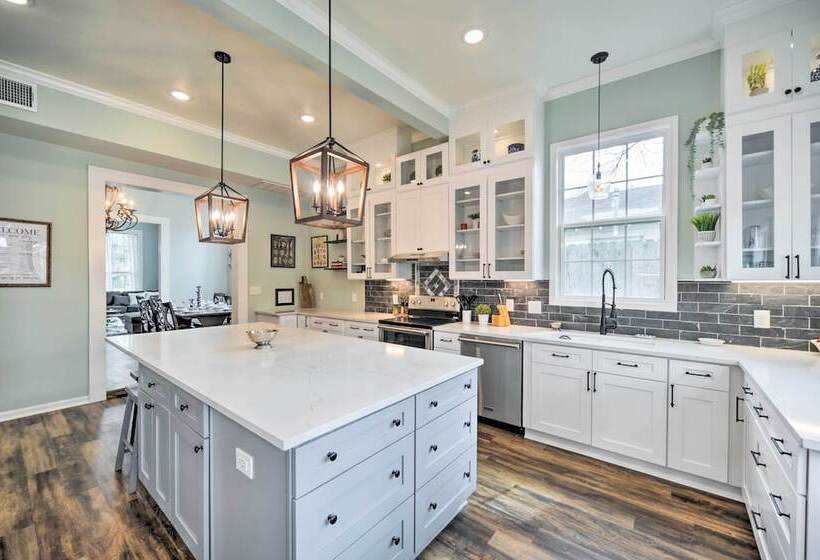 Spacious Abode, Walk To Texas Heroes Square!