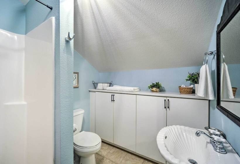 Spacious Abode, Walk To Texas Heroes Square!