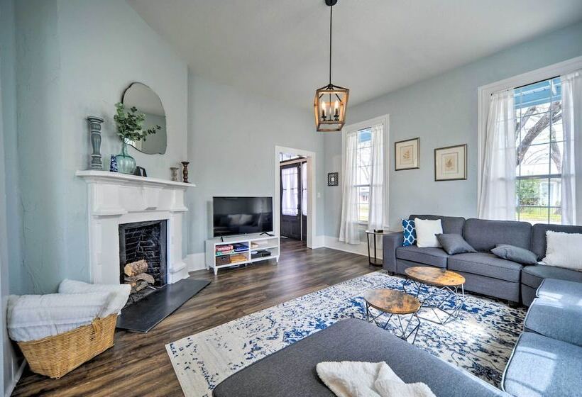 Spacious Abode, Walk To Texas Heroes Square!