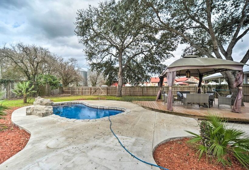 Spacious Abode, Walk To Texas Heroes Square!