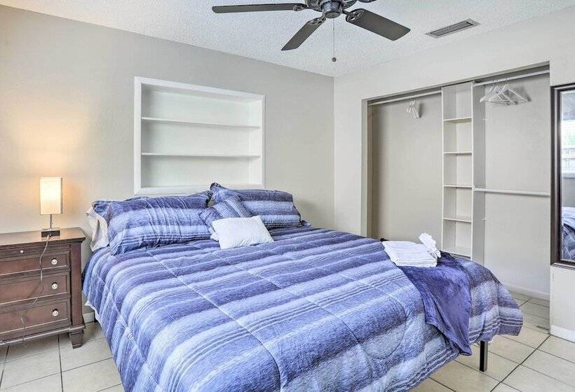 Sun Kissed Largo Escape: Private Pool & Patio