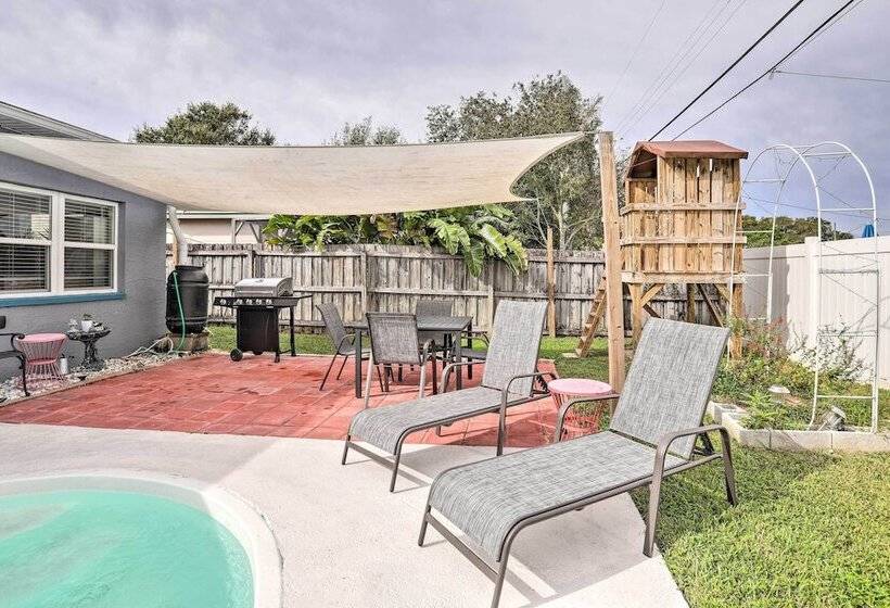 Sun Kissed Largo Escape: Private Pool & Patio