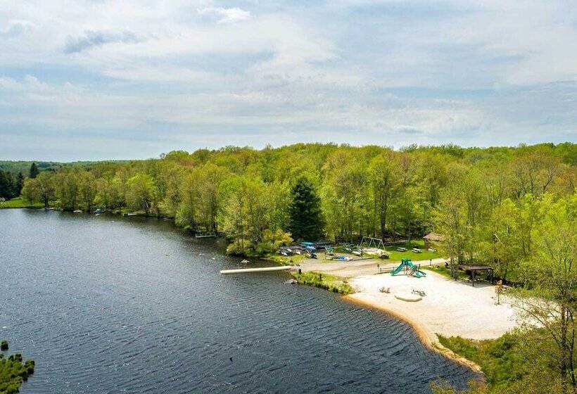 Sweetfern  Gouldsboro Cabin: Deck + Lake Access