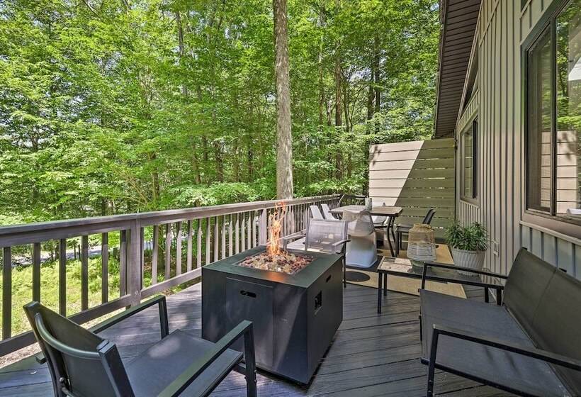 Sweetfern  Gouldsboro Cabin: Deck + Lake Access