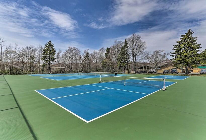 Quiet Tobyhanna Home With Hot Tub And Deck!