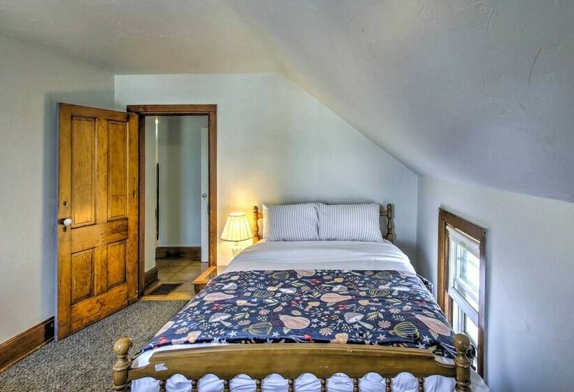 Two Rivers Home W/ Yard ~ Half Mile To Beach!