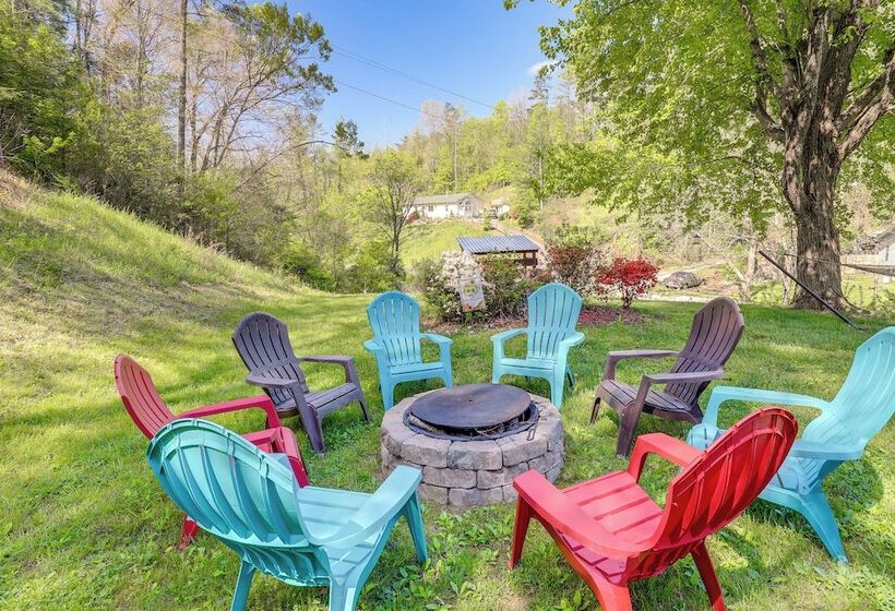 Fire Pit & Game Room: Family Home In Marshall
