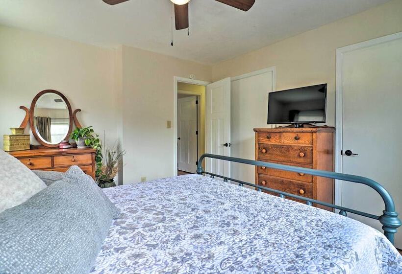 Fire Pit & Game Room: Family Home In Marshall