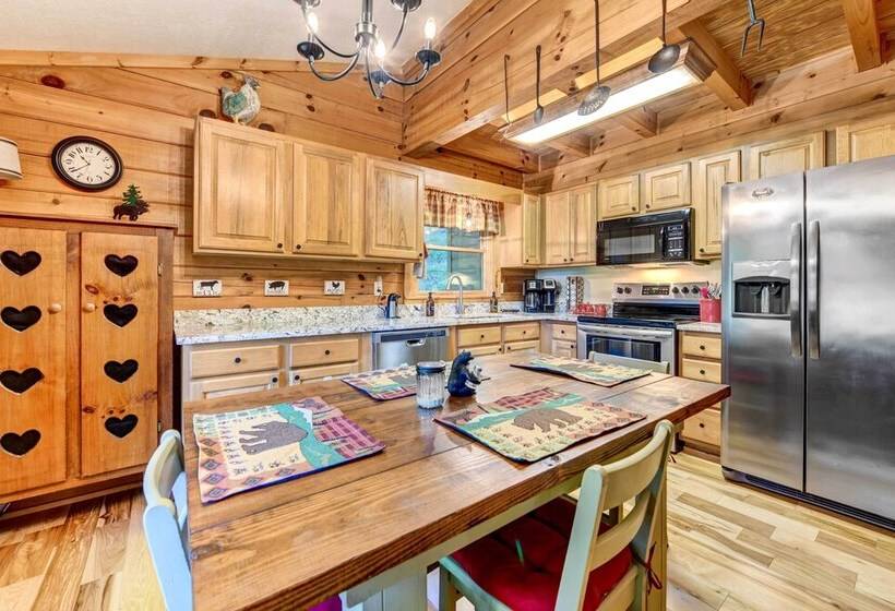 Waynesville Cabin W/ Covered Deck & Fire Pit!