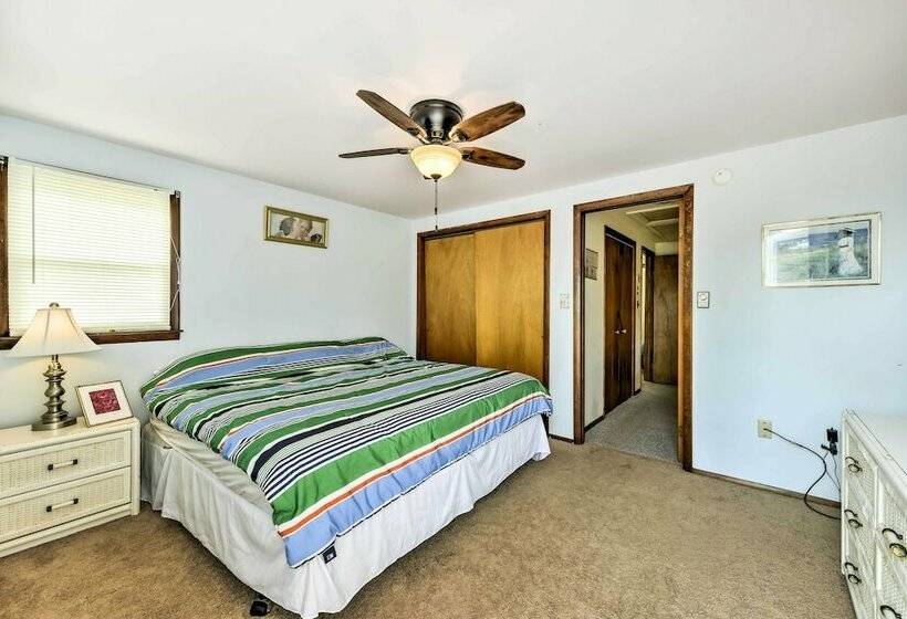 Breezy Ship Bottom House W/ Yard + Beach Access!