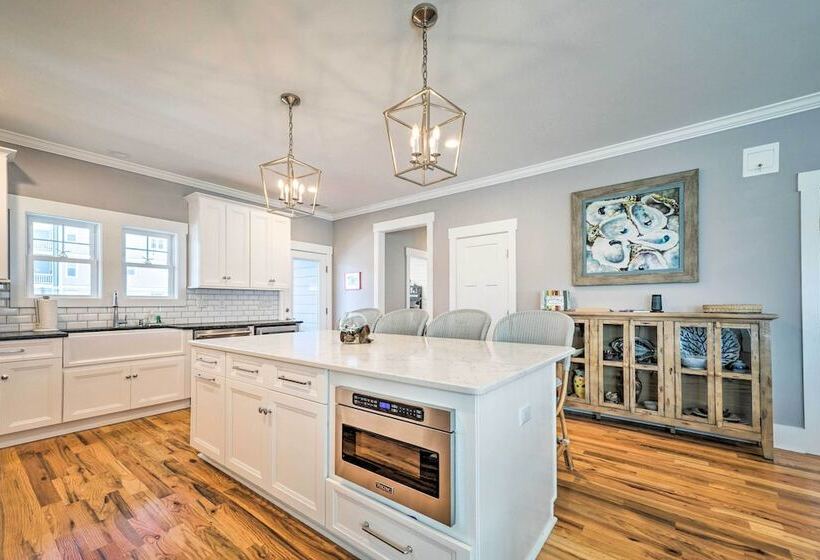Bright Coastal Abode With Porch & Beach Access!