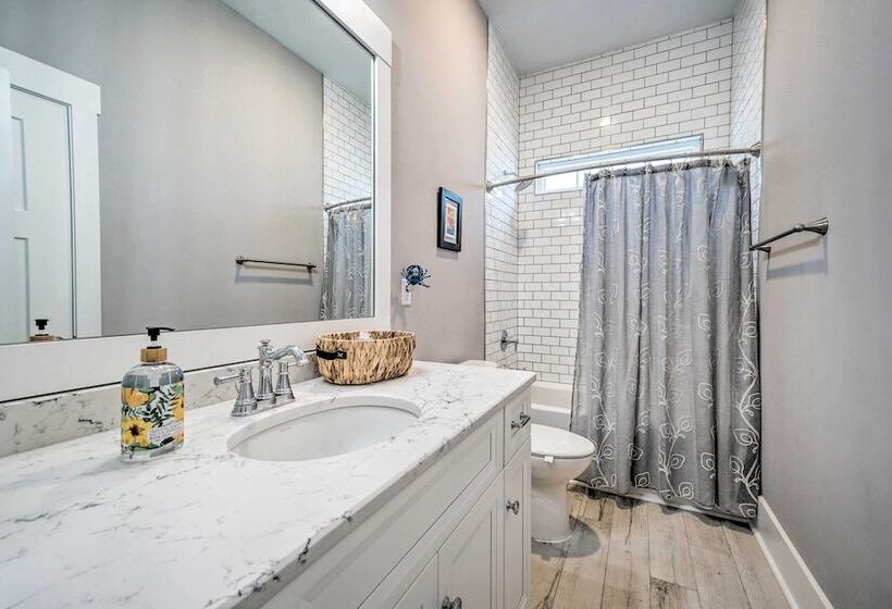 Bright Coastal Abode With Porch & Beach Access!