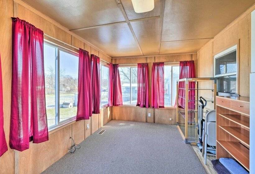 Cedar Rapids Home ~ 3 Mi To Dtwn!