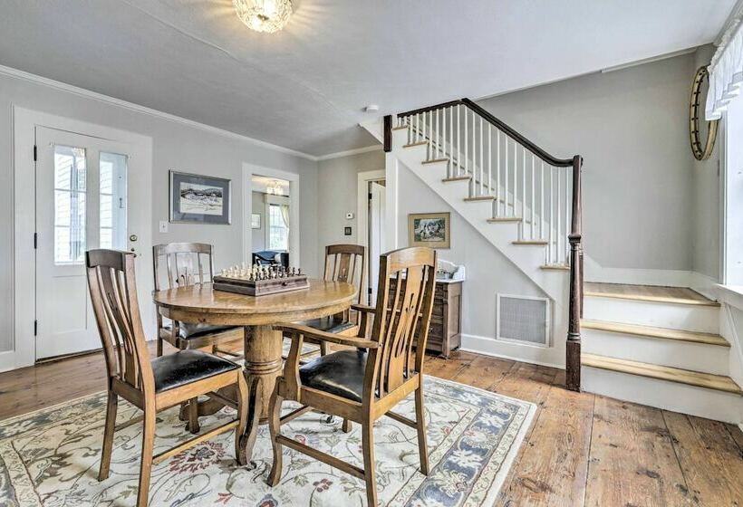 Charming Farmhouse W/ Pool & Fishing Pond!