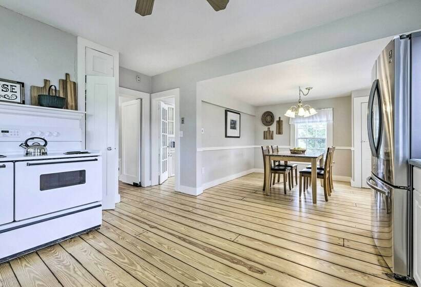 Charming Farmhouse W/ Pool & Fishing Pond!