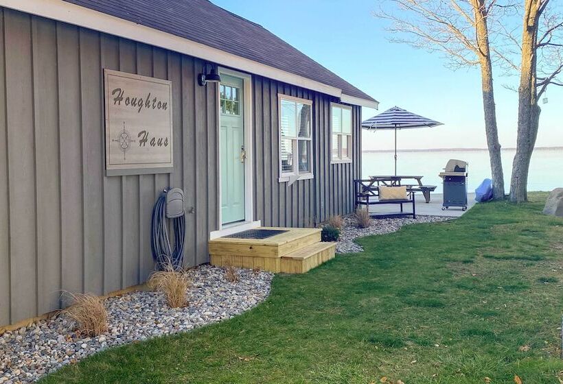 Charming Modern Cottage On Houghton Lake!