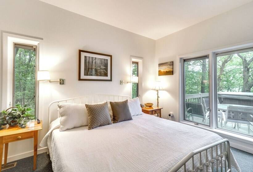 Cozy Getaway In Wintergreen Resort: Deck & Hot Tub