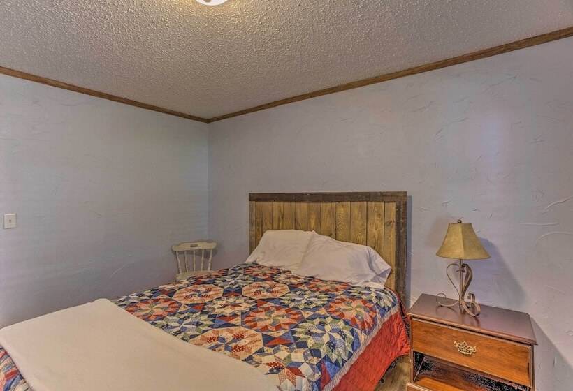 Cozy Mead Home W/ Grill & Patio: Nearby Lake!