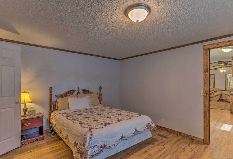 Cozy Mead Home W/ Grill & Patio: Nearby Lake!