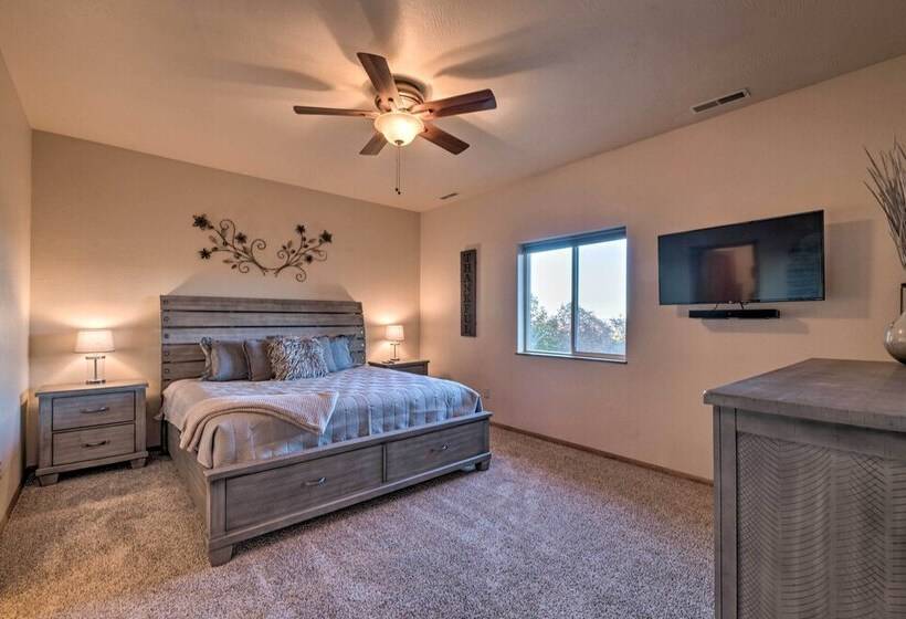 Pet Friendly Branson West Lodge W/ Hot Tub!