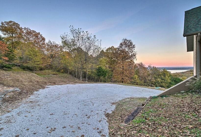 Pet Friendly Branson West Lodge W/ Hot Tub!