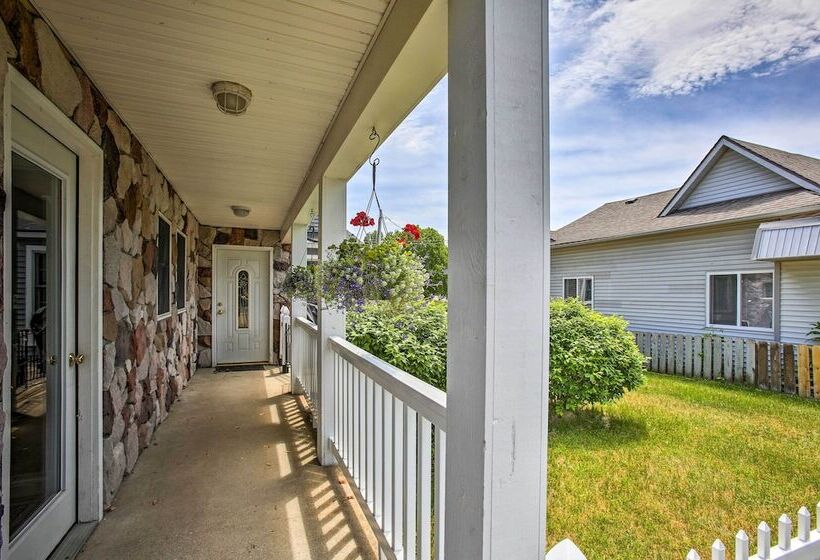 Elegant Stone Cottage: Steps To Crystal Lake Beach