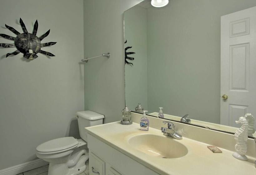 Family Friendly Home W/ Pool, Easy Walk To Beach!