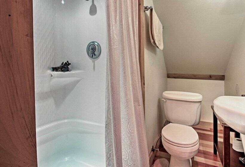 Spacious Gilford Retreat W/ Deck: 2 Mi To Skiing!