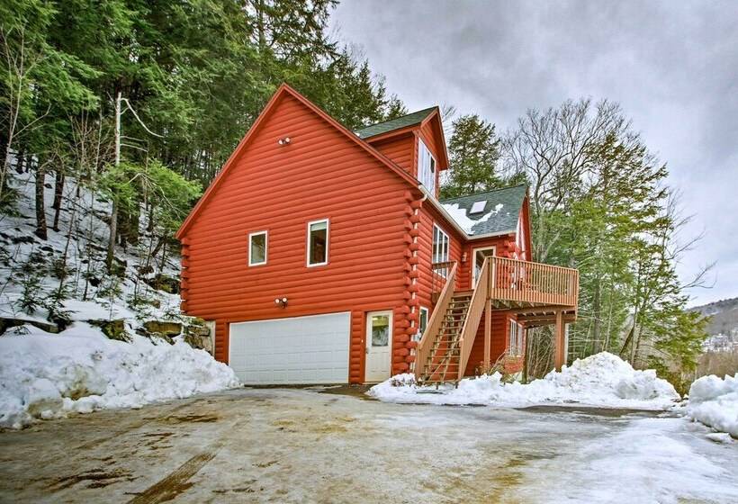 Spacious Gilford Retreat W/ Deck: 2 Mi To Skiing!