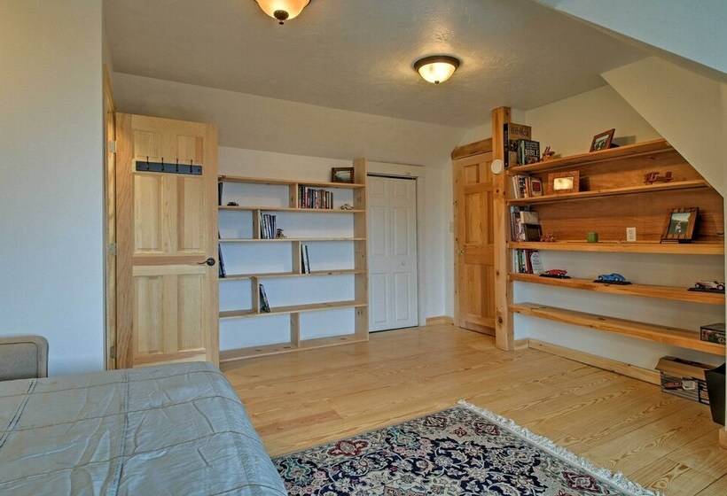 Spacious Gilford Retreat W/ Deck: 2 Mi To Skiing!