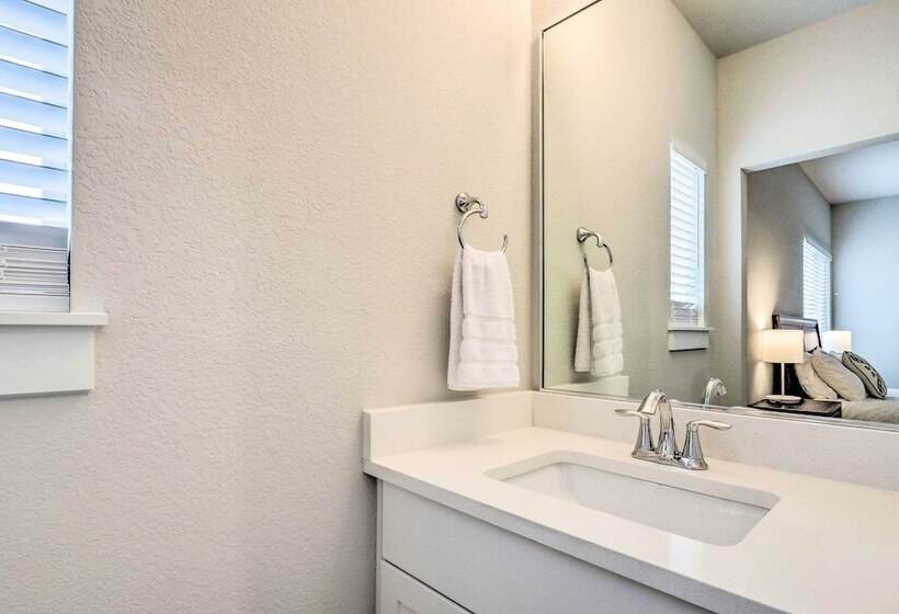 Gorgeous Georgetown Home, Walk To The Square!