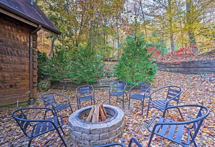 Grin N Bear It  Cabin W/ Hot Tub + Fire Pit!