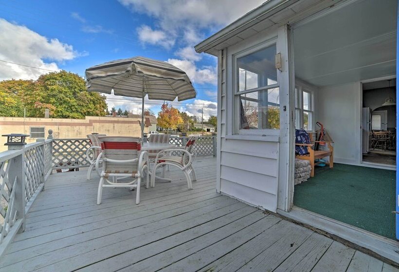 Manistee House W/ Deck: 1/2 Mi To Riverwalk!