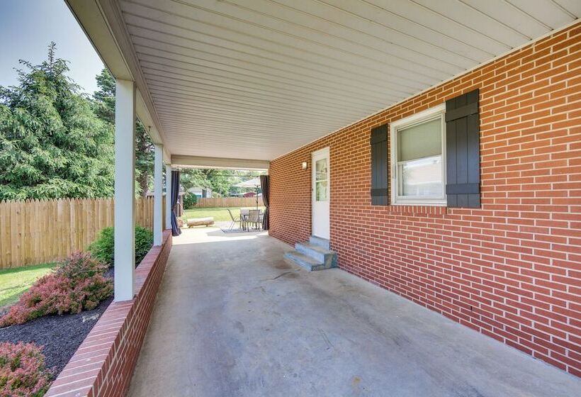 Marietta Home W/ Private Hot Tub, Pool Table!