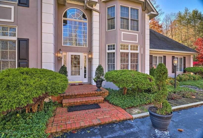 Million Dollar Estate By Downtown Franklin!
