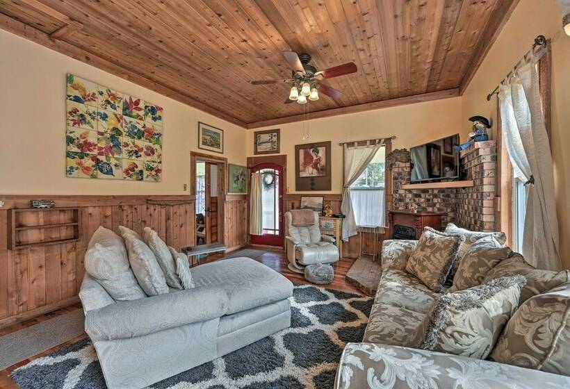 Mountain Memories:  Cozy Small Town Escape