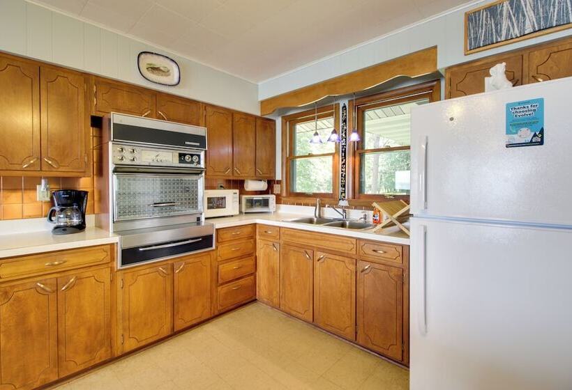 Pelican Lake Cabin: Private Beach + Scenic Sunsets