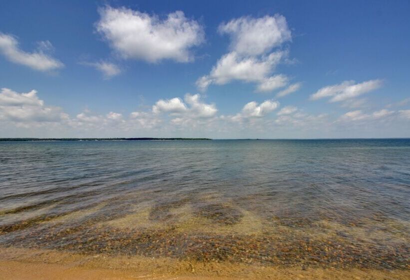 Pelican Lake Cabin: Private Beach + Scenic Sunsets