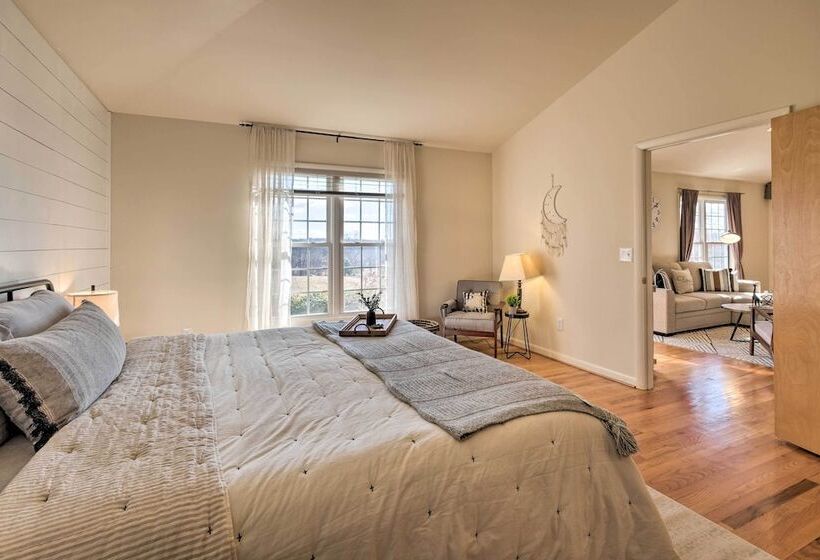 Pet Friendly Cottage With Game Room & Fire Pit!