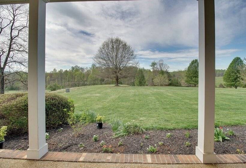 Pet Friendly Cottage With Game Room & Fire Pit!