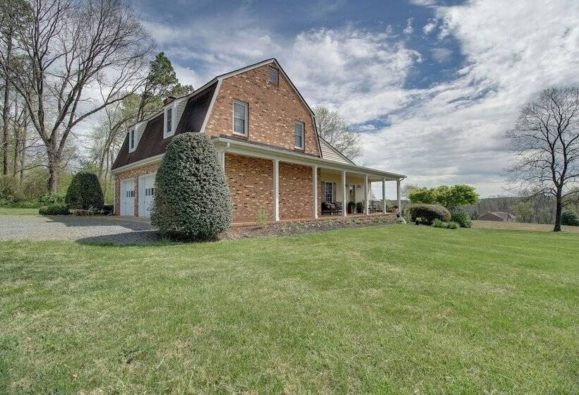 Pet Friendly Cottage With Game Room & Fire Pit!