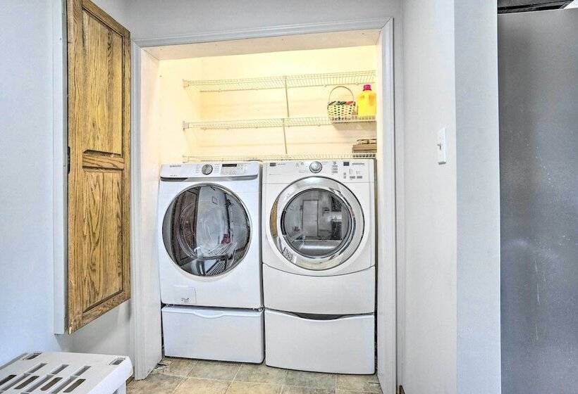 Richmond Area Home W/ Game Room & Patio!